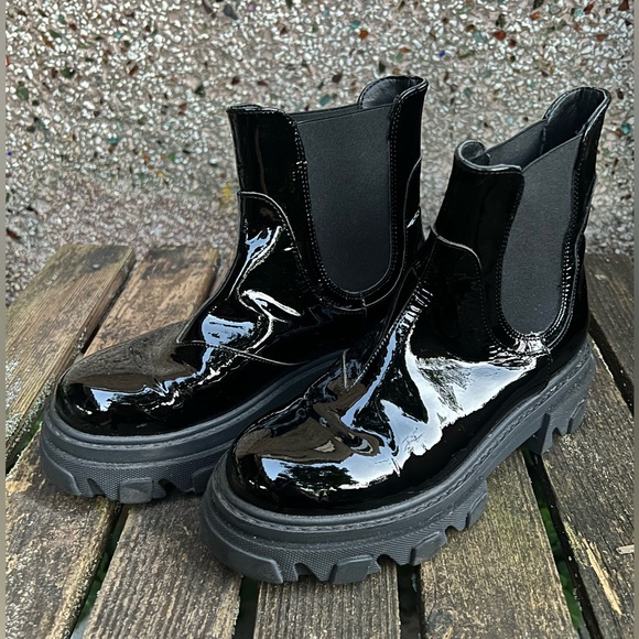 B2 black patent lug-sole Chelsea boots, EUC, sz 36, made in Italy - Picture 1 of 6